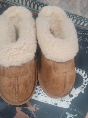 UGG Womans Chestnut Suede Slippers with Cream Shearling Cuff